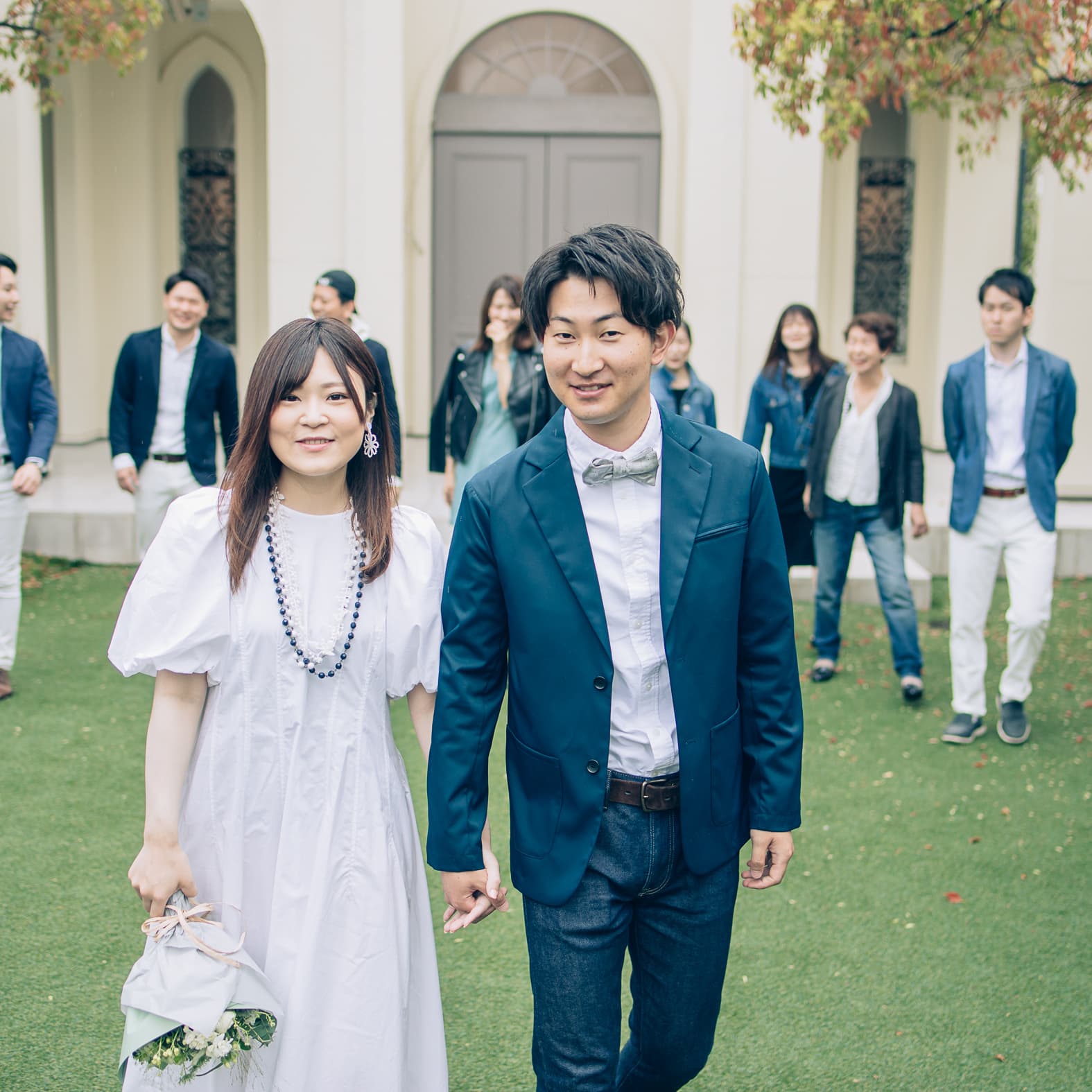 結婚式を挙げる二人