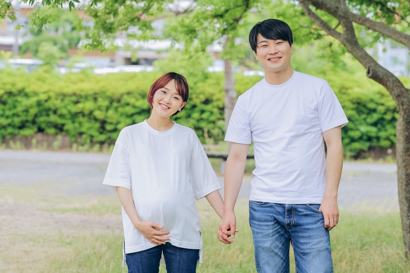 手を繋ぐご夫婦