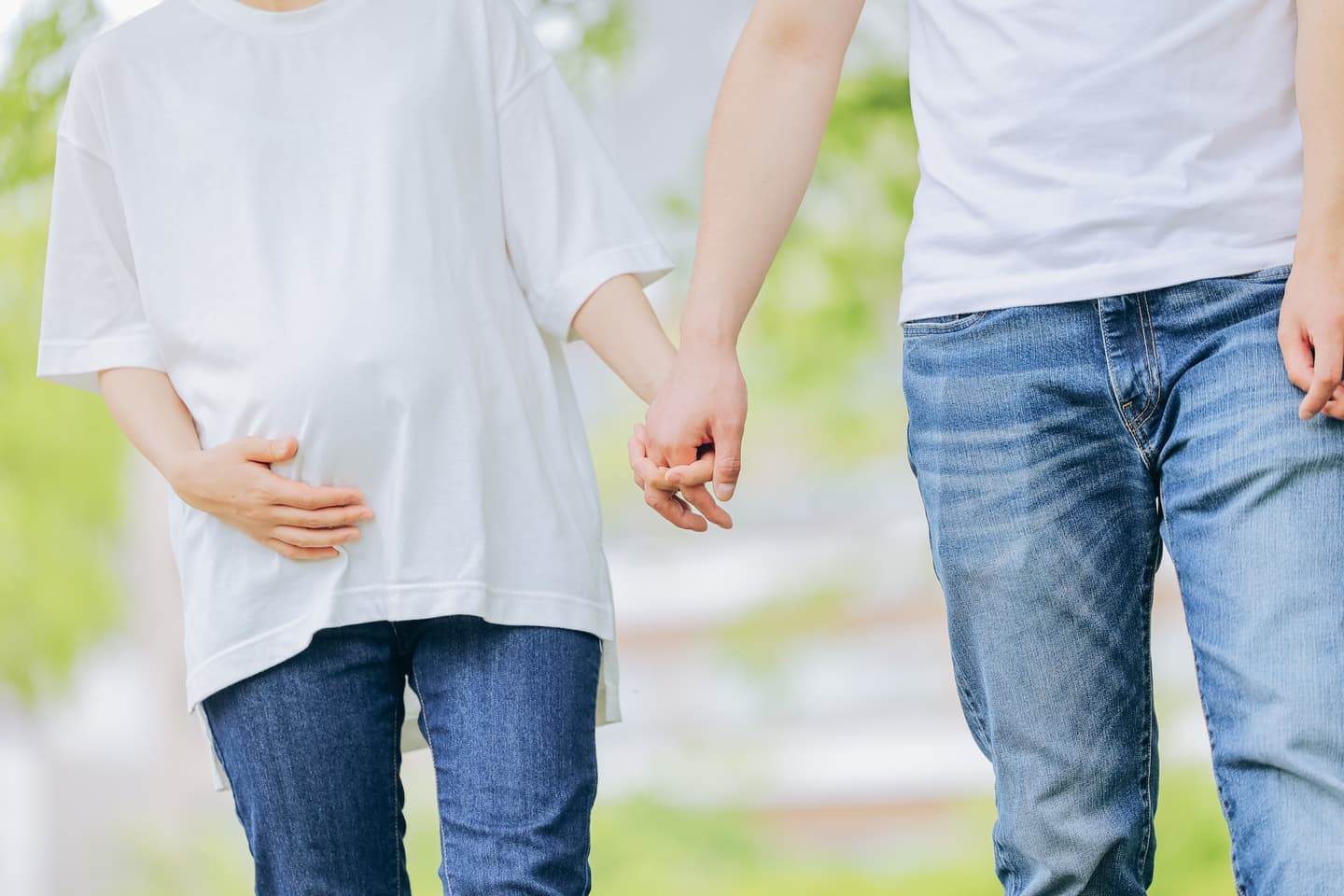 手を繋ぐご夫婦