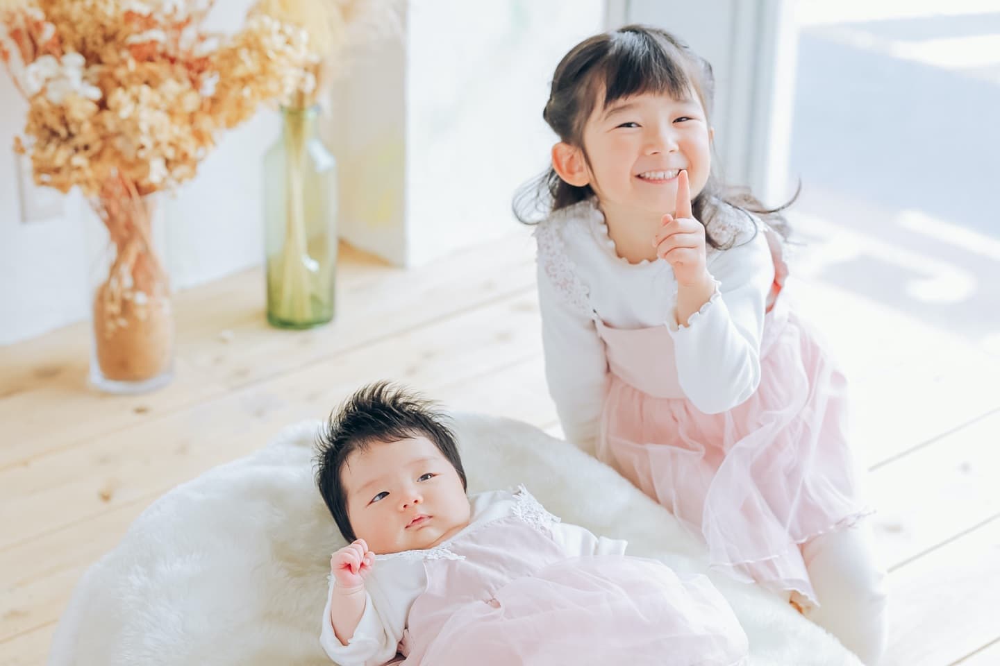 ピンクのドレス白いシャツでお揃いコーデした姉妹