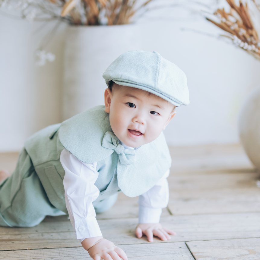 グリーンの衣装を着て笑う男の子
